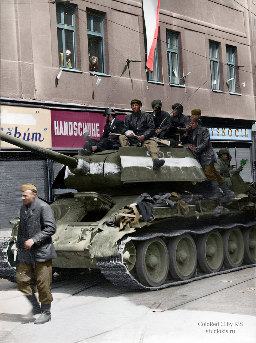 Танк Т-34-85 в чешском городе.
