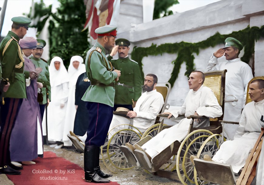Николай II  навещает раненых...