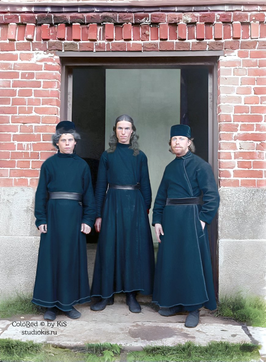 Послушники у монастыря