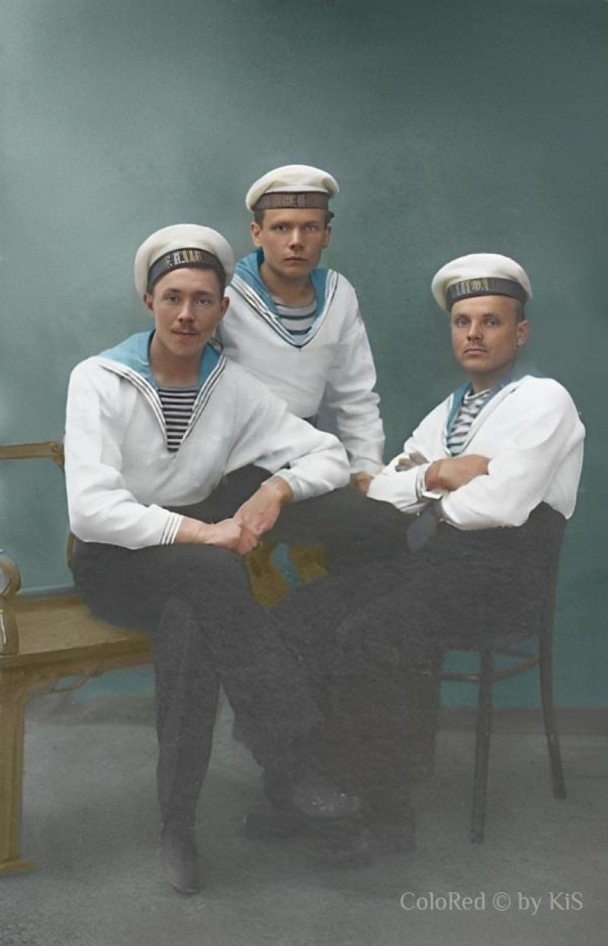 Михаил Минеков с товарищами