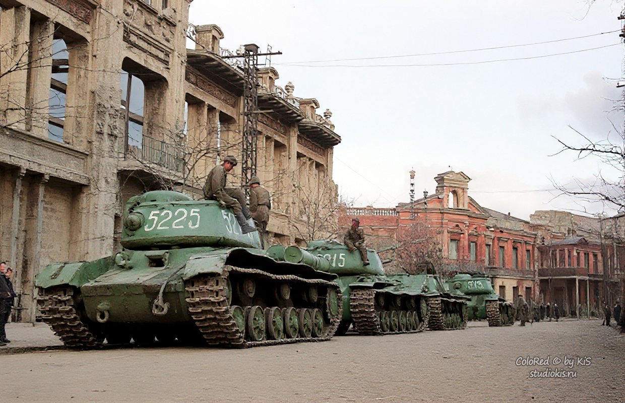 Танки КВ-85 на улице Симферополя